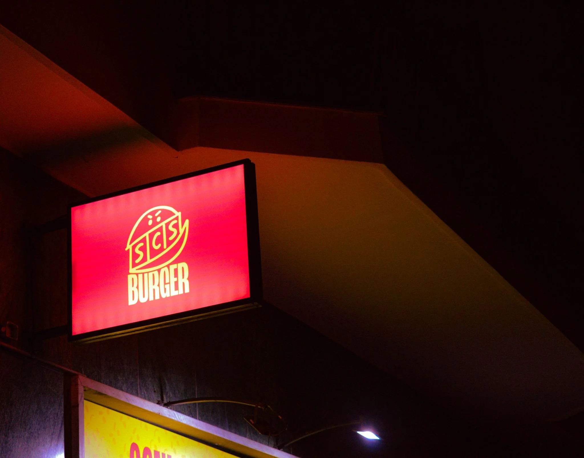 SCS Burger - Smashburgheria a Torino Santa Rita Insegna SCS Burger di notte